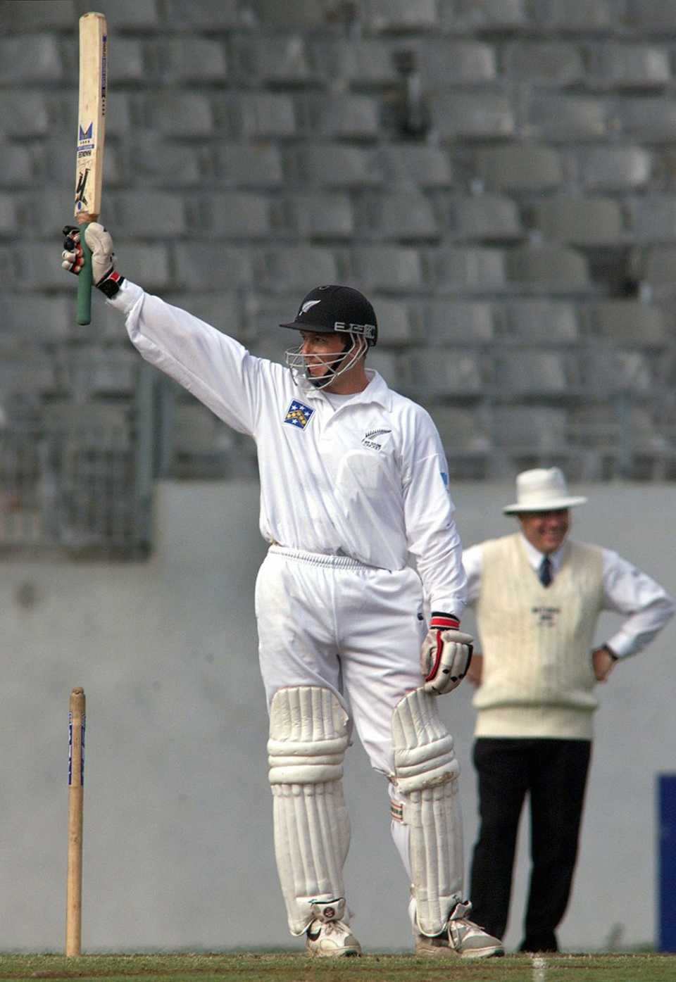 Geoff Allott acknowledges the crowd after breaking the record for the longest duck, New Zealand v South Africa, 1st Test, Auckland, 4th day, March 2, 1999