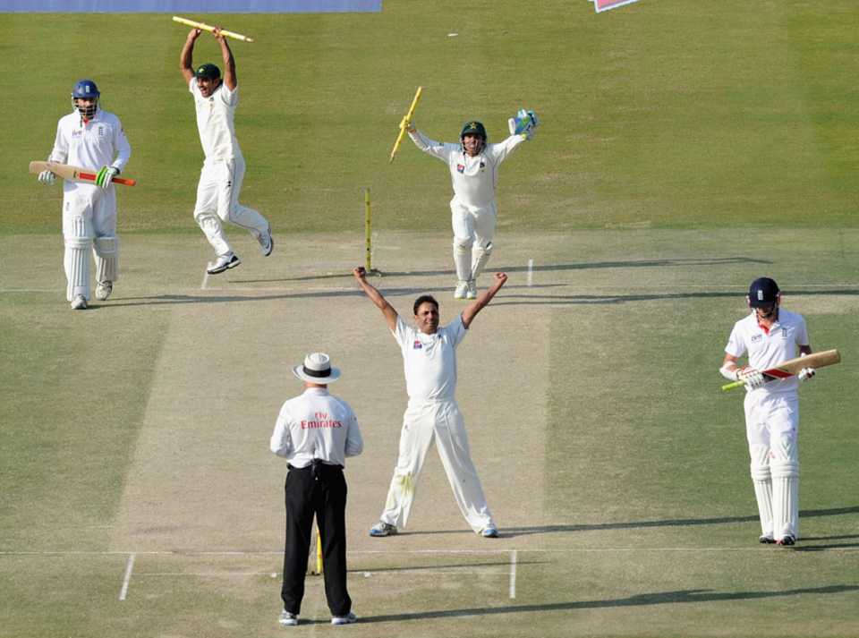 Pakistan celebrate beating England by 72 runs 