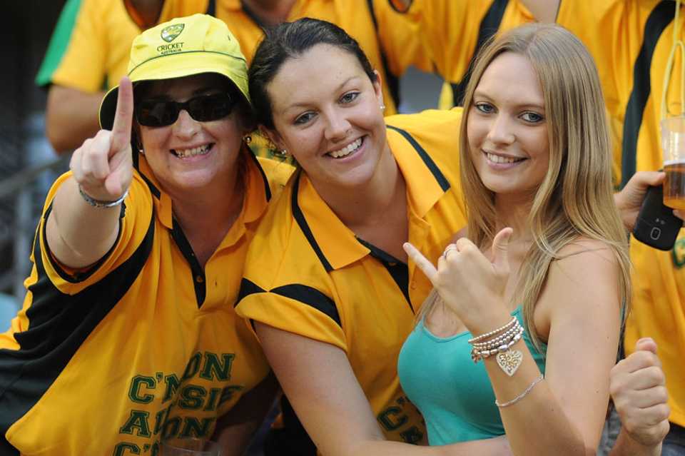 Fans cheer for Australia, Australia v Sri Lanka, Brisbane, CB Series 1st final, March 4, 2012 