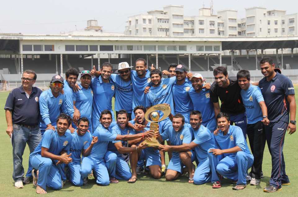 Baroda pose with the trophy, Baroda v Punjab, Syed Mushtaq Ali Trophy final, Mumbai, March 27, 2012 