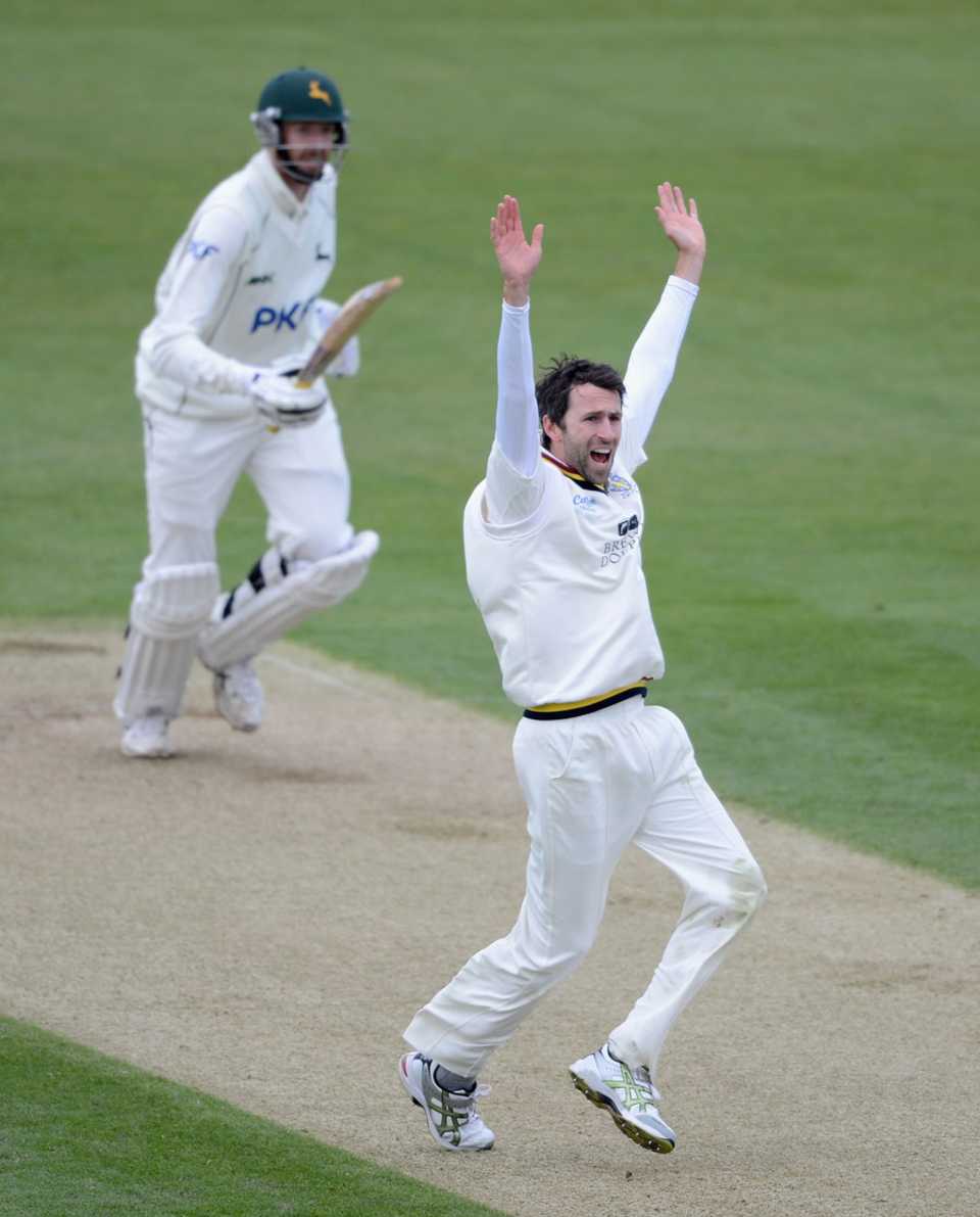 Graham Onions appeals for the wicket of Andy Carter