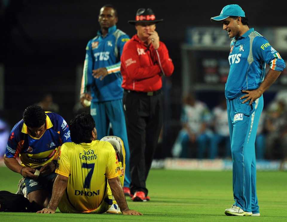 MS Dhoni chats with Sourav Ganguly while getting some treatment