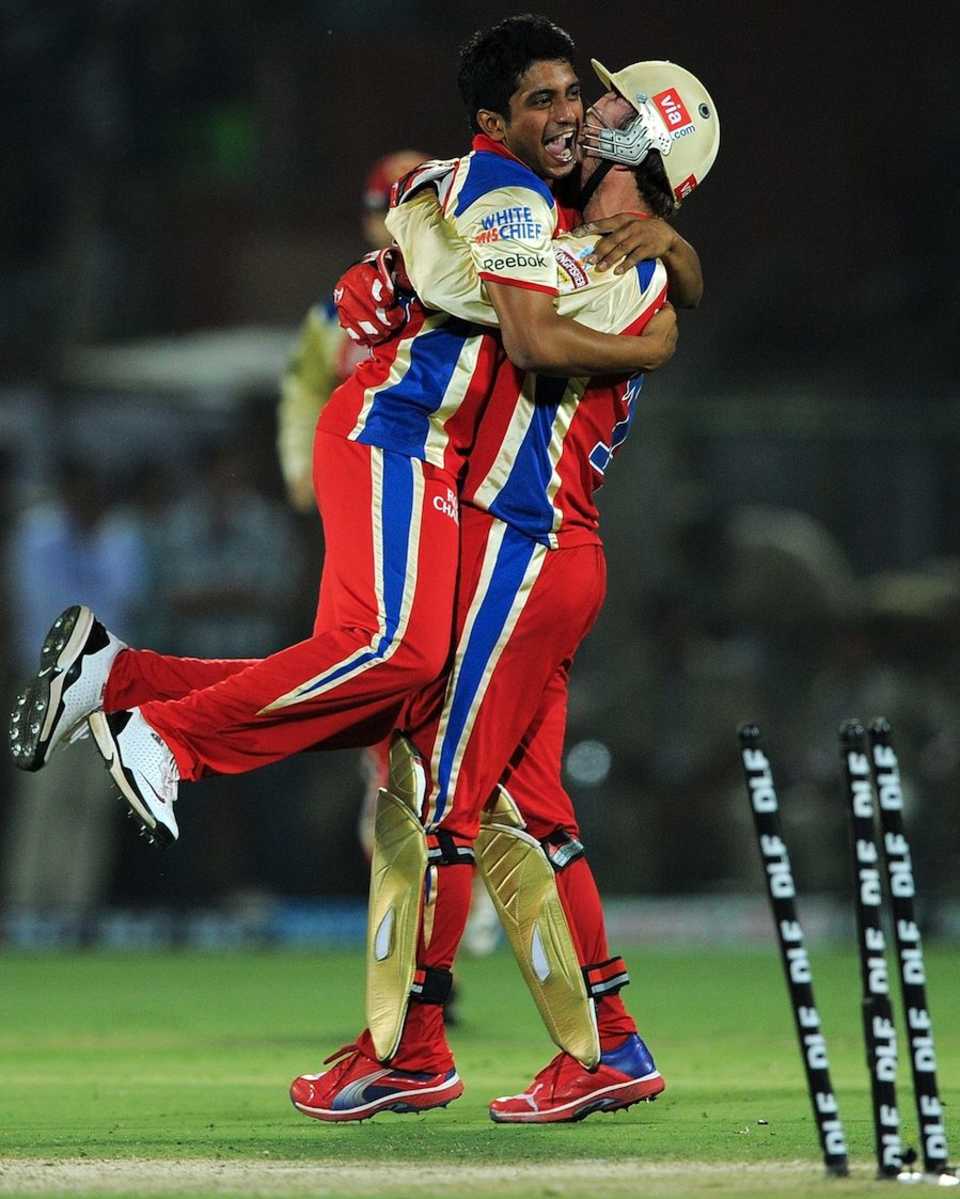 KP Appanna and AB de Villiers celebrate after Owais Shah is stumped