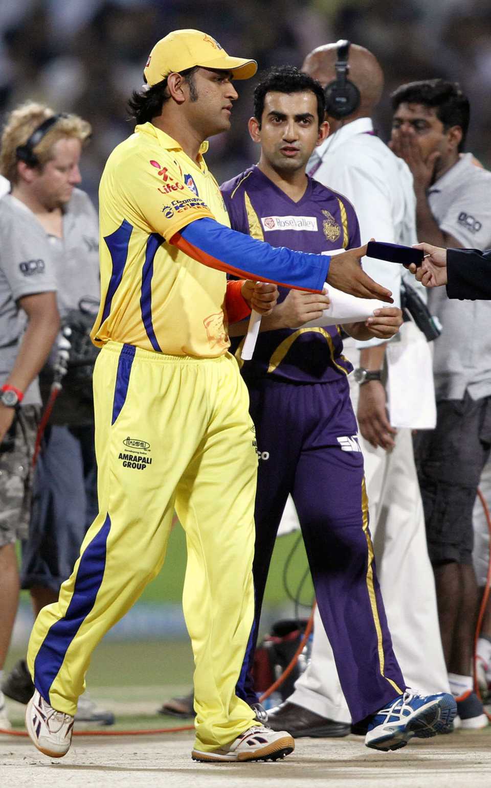MS Dhoni and Gautam Gambhir have a chat, Kolkata Knight Riders v Chennai Super Kings, IPL, Kolkata, May 14, 2012