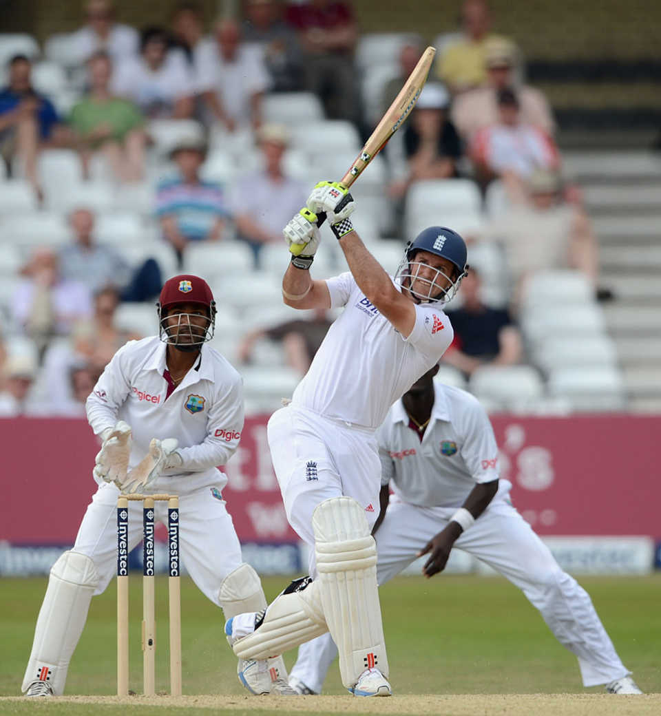 Andrew Strauss uses his feet as England chase down the target