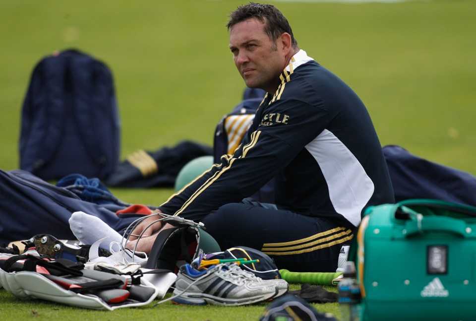 Jacques Kallis takes a break during South Africa practice