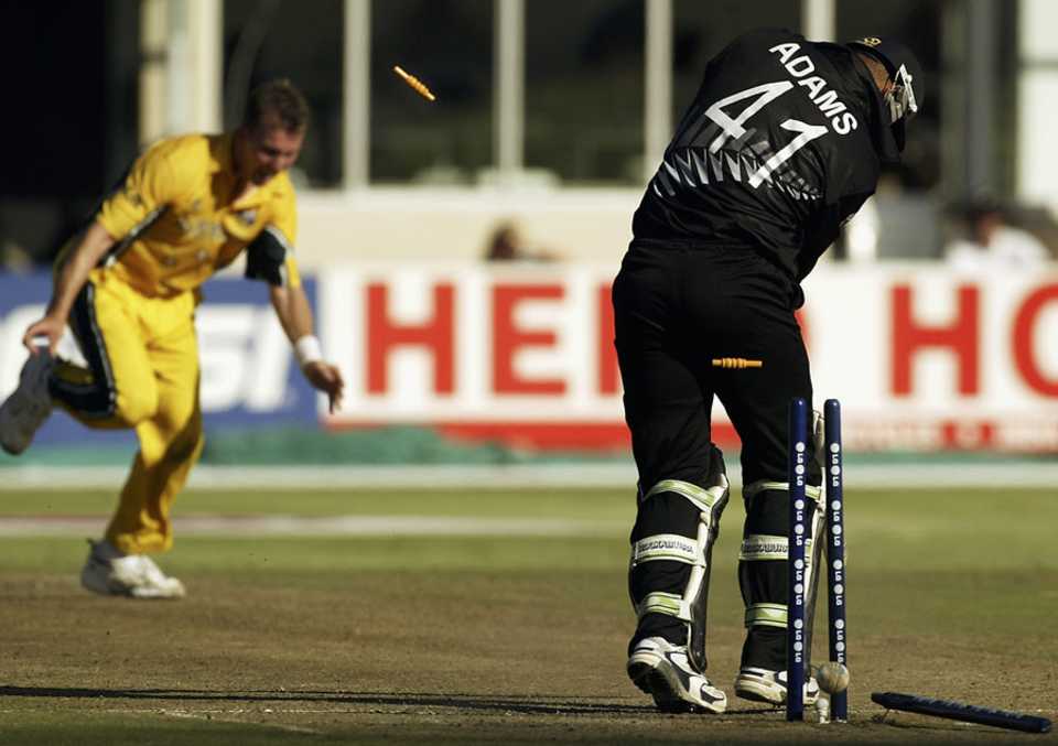 Brett Lee gets through Andre Adams' defences, World Cup 2003 - Australia v New Zealand at Port Elizabeth, 11th March 2003