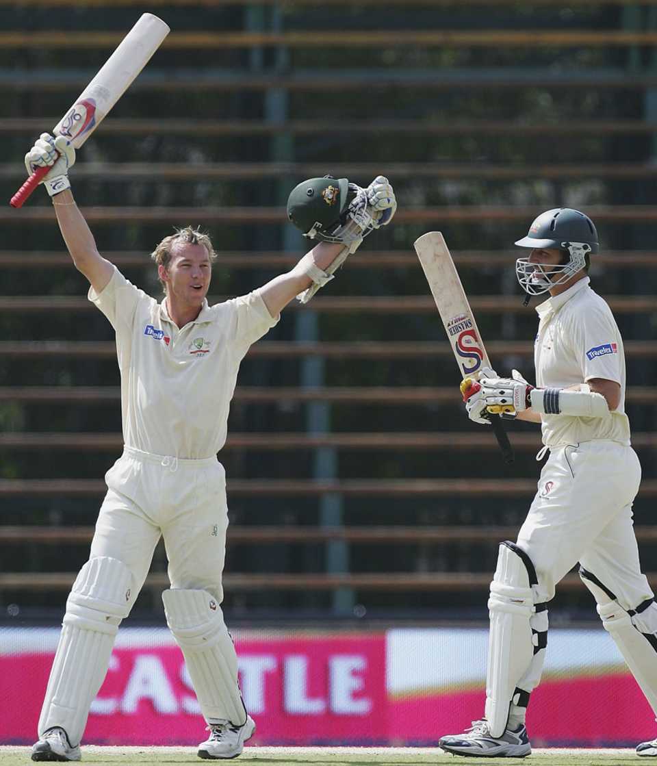 Brett Lee and Michael Kasprowicz celebrate the victory
