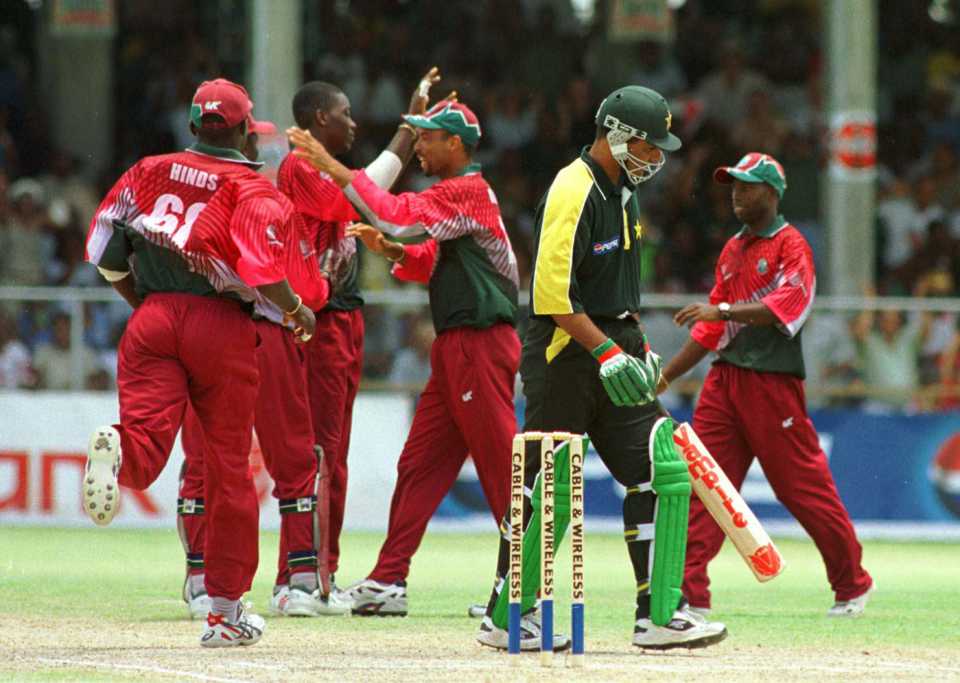 Waqar Younis is dismissed by Chris Gayle, West Indies v Pakistan, 1st final, Cable & Wireless One Day International Series, Bridgetown, April 19, 2000