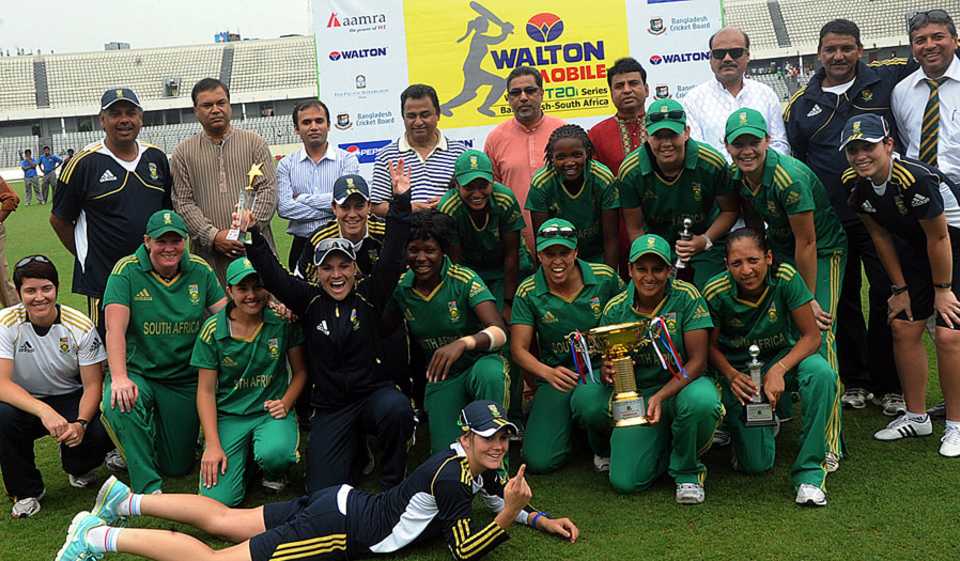 South Africa Women celebrate with the T20 series trophy