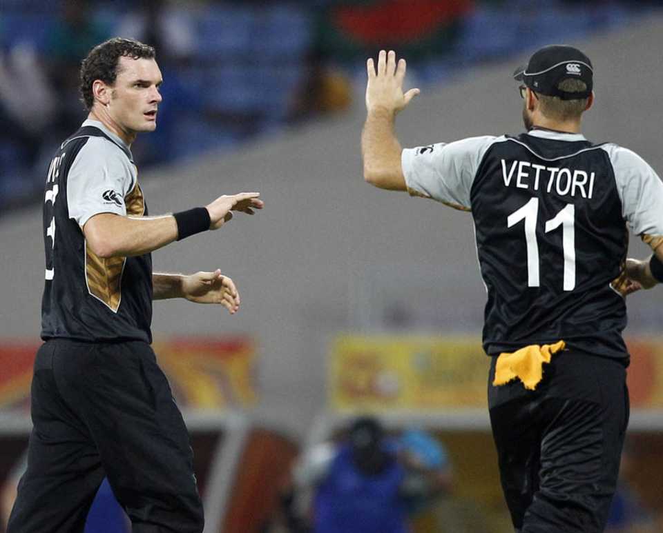 Kyle Mills celebrates a wicket with Daniel Vettori