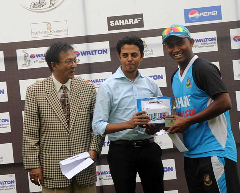 Asif Ahmed holds the man-of-the-match award, Dhaka Division v Dhaka Metropolis, National Cricket League 2012-13, 4th day, Mirpur, November 5, 2012