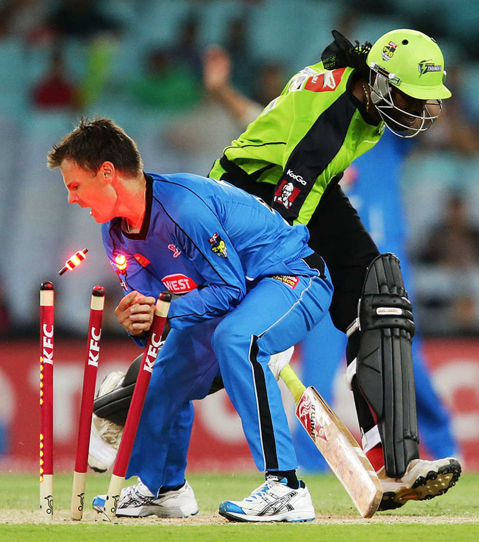 Johan Botha loses the ball in his attempt to run out Chris Gayle, Sydney Thunder v Adelaide Strikers, Big Bash League, December 20, 2012