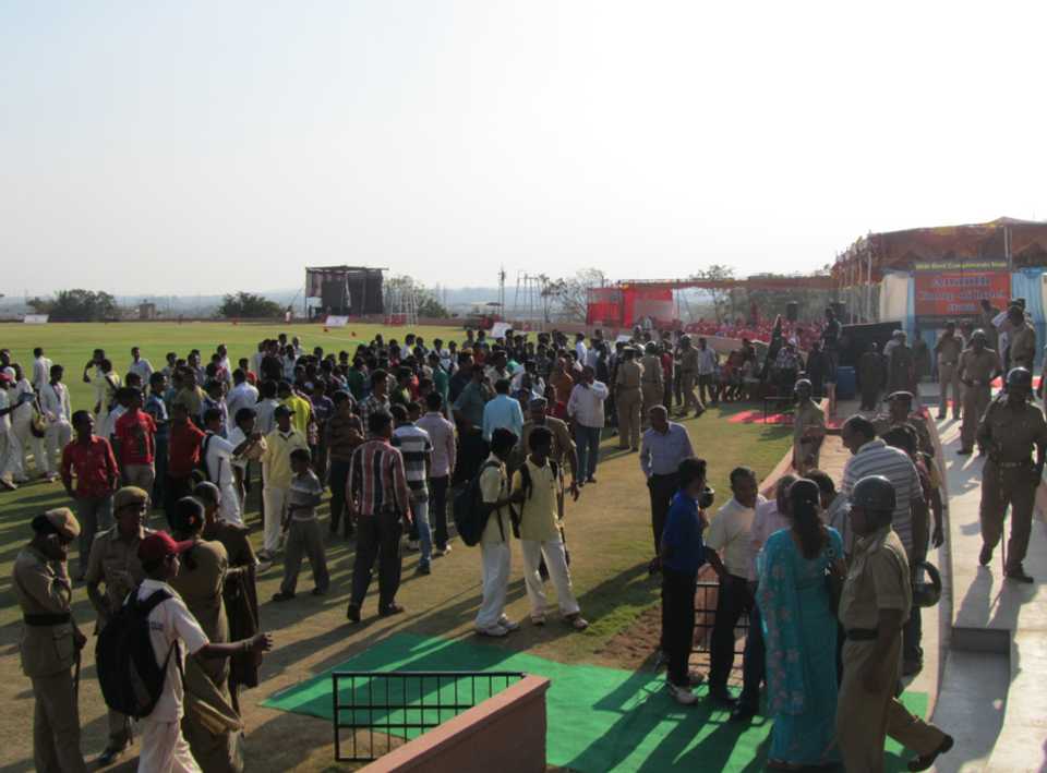 The Hubli crowd outside the dressing rooms, Karnataka v Haryana, Ranji Trophy, Group B, Hubli, 4th day, December 25, 2012