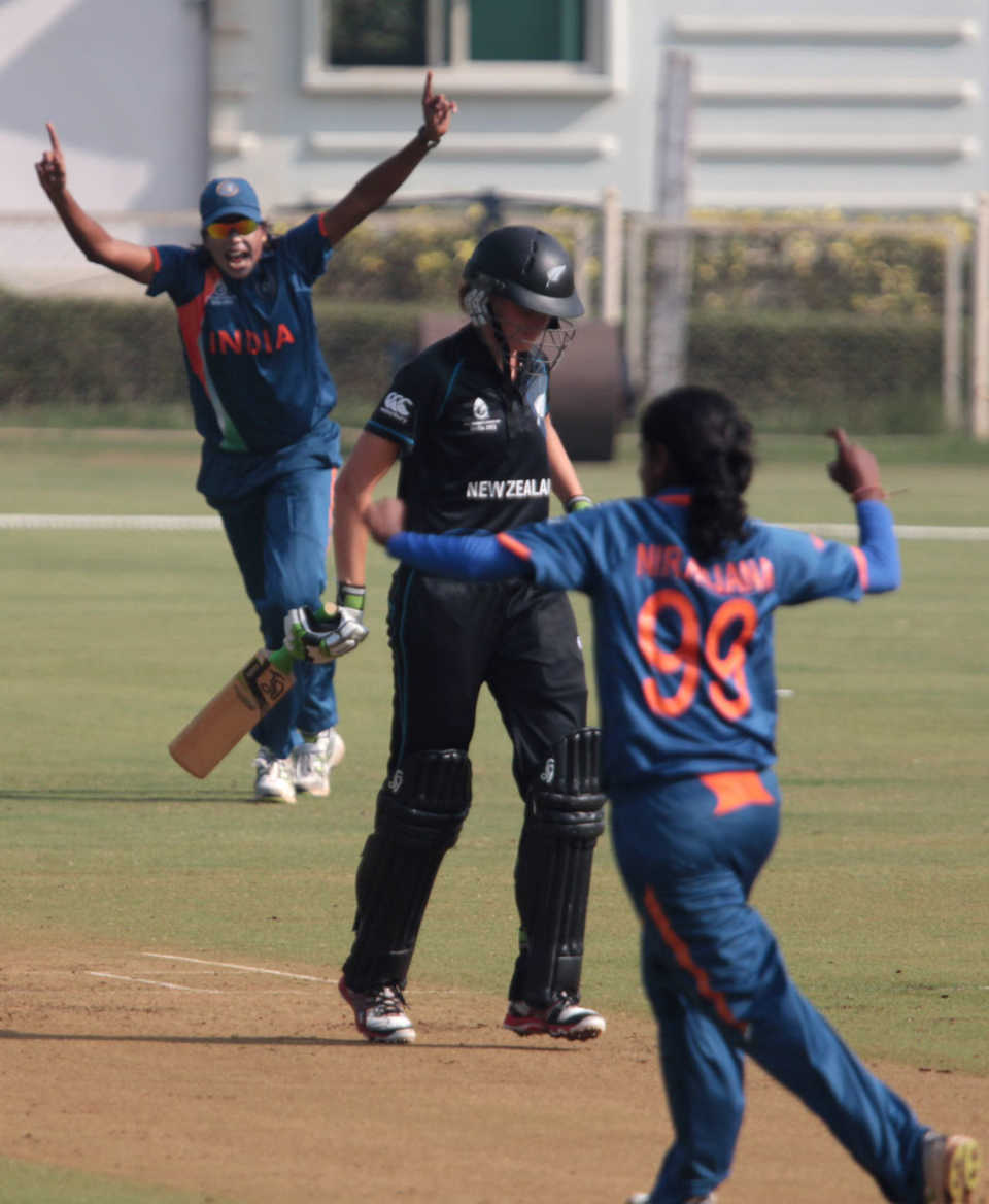 Amy Satterthwaite was bowled by Nagarajan Niranjana, India v New Zealand, Women's World Cup warm-up, Mumbai, January 28, 2013