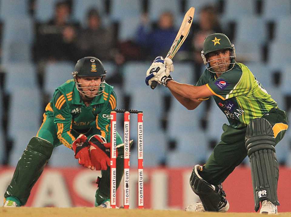 Younis Khan gets aggressive against the spinners, South Africa v Pakistan, 2nd ODI, Centurion, March 15, 2013