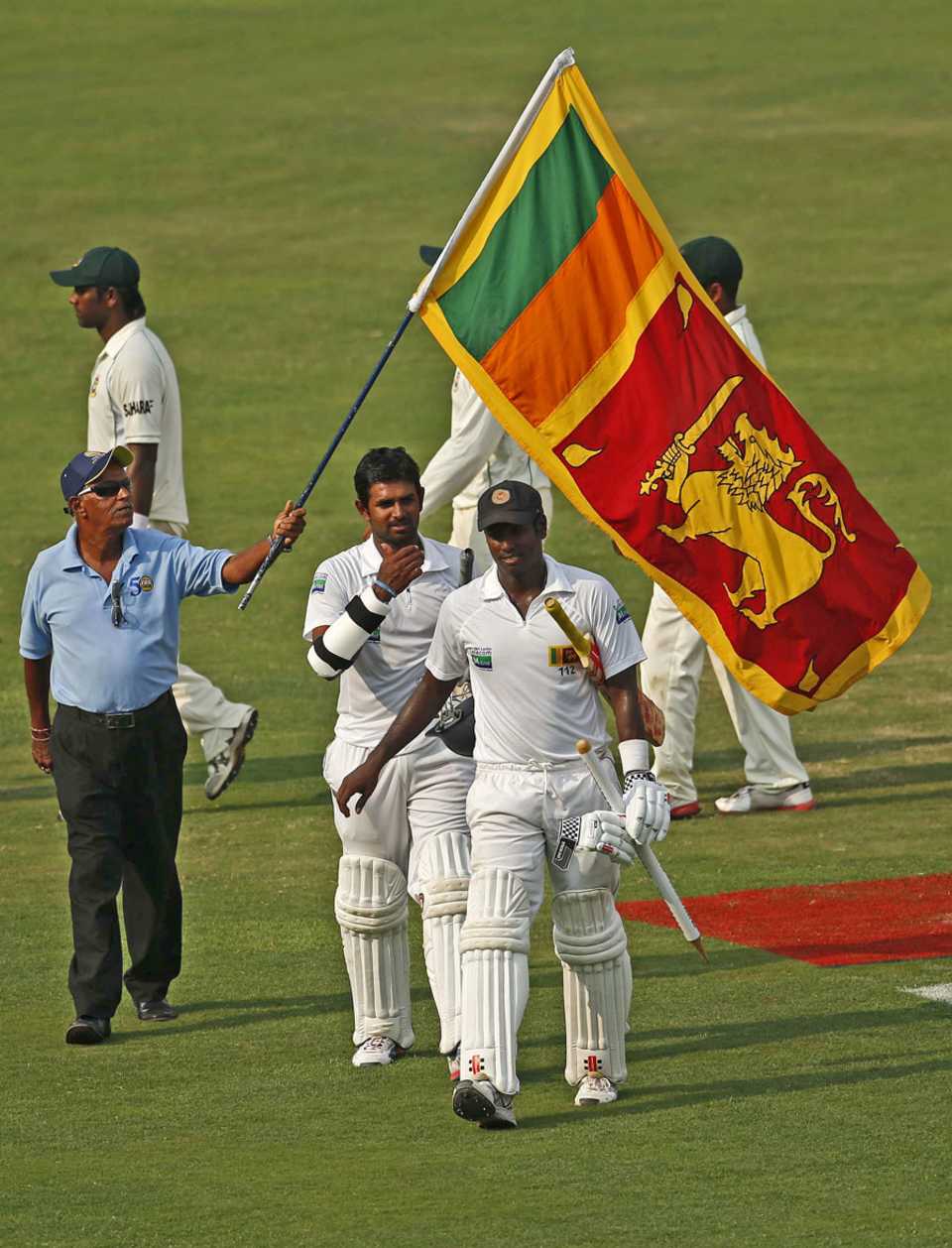 Lahiru Thirimanne and Angelo Mathews walk off after Sri Lanka's win