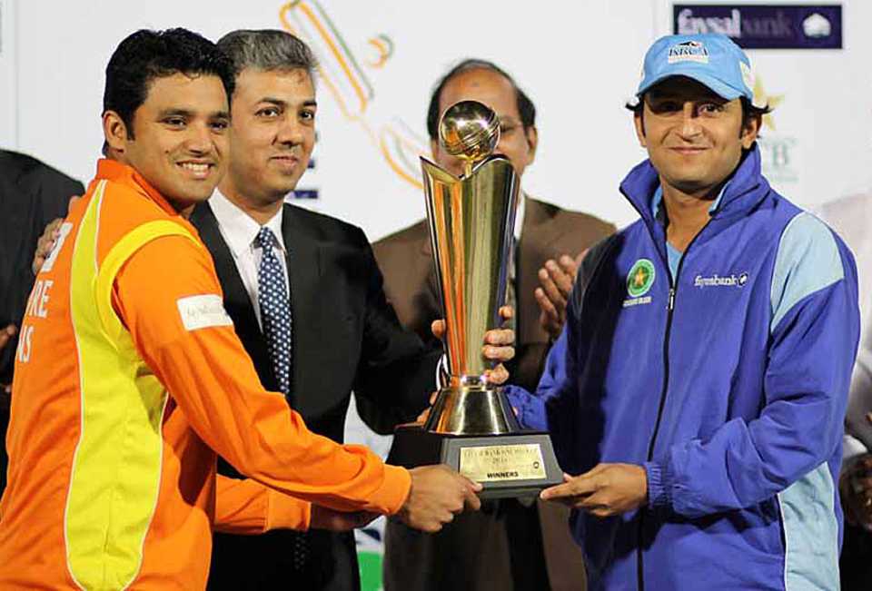 Lahore Lions' captain Azhar Ali and Karachi Zebras' captain Faisal Iqbal with the trophy
