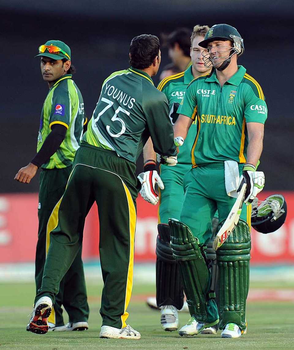 Younis Khan congratulates AB de Villiers after South Africa's victory, South Africa v Pakistan, 5th ODI, Benoni, March 24, 2013