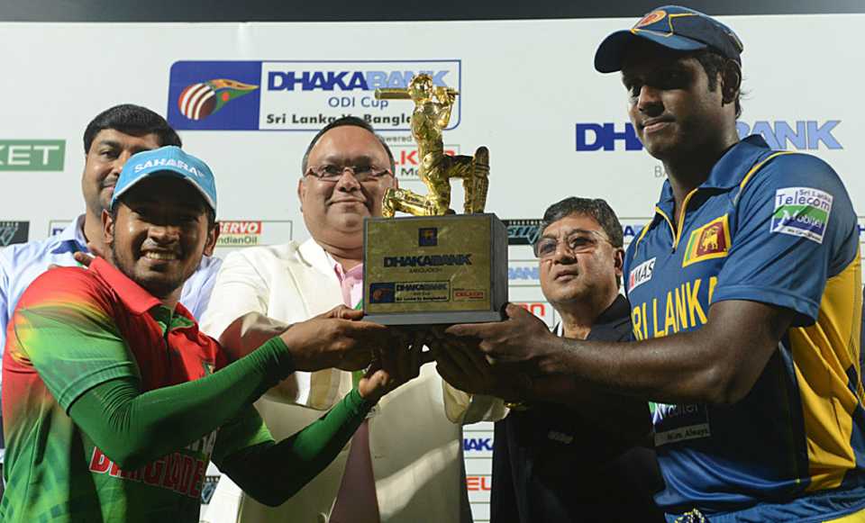 Mushfiqur Rahim and Angelo Mathews with the trophy