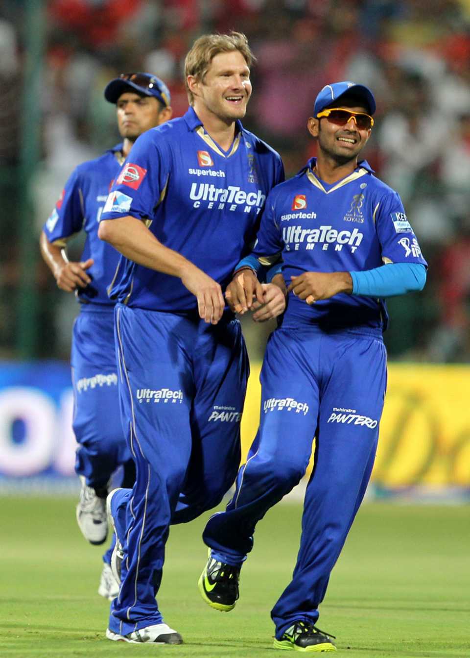 Shane Watson and Ajinkya Rahane celebrate Tillakaratne Dilshan's wicket
