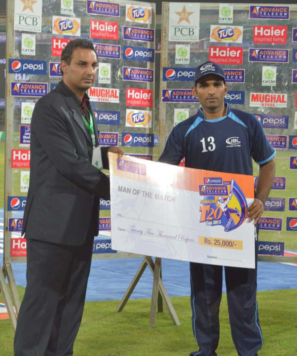 Asif Ali with his Man-of-the-Match award, Habib Bank Limited v United Bank Limited, Ramadan T20 Cup, Karachi, July 5, 2013