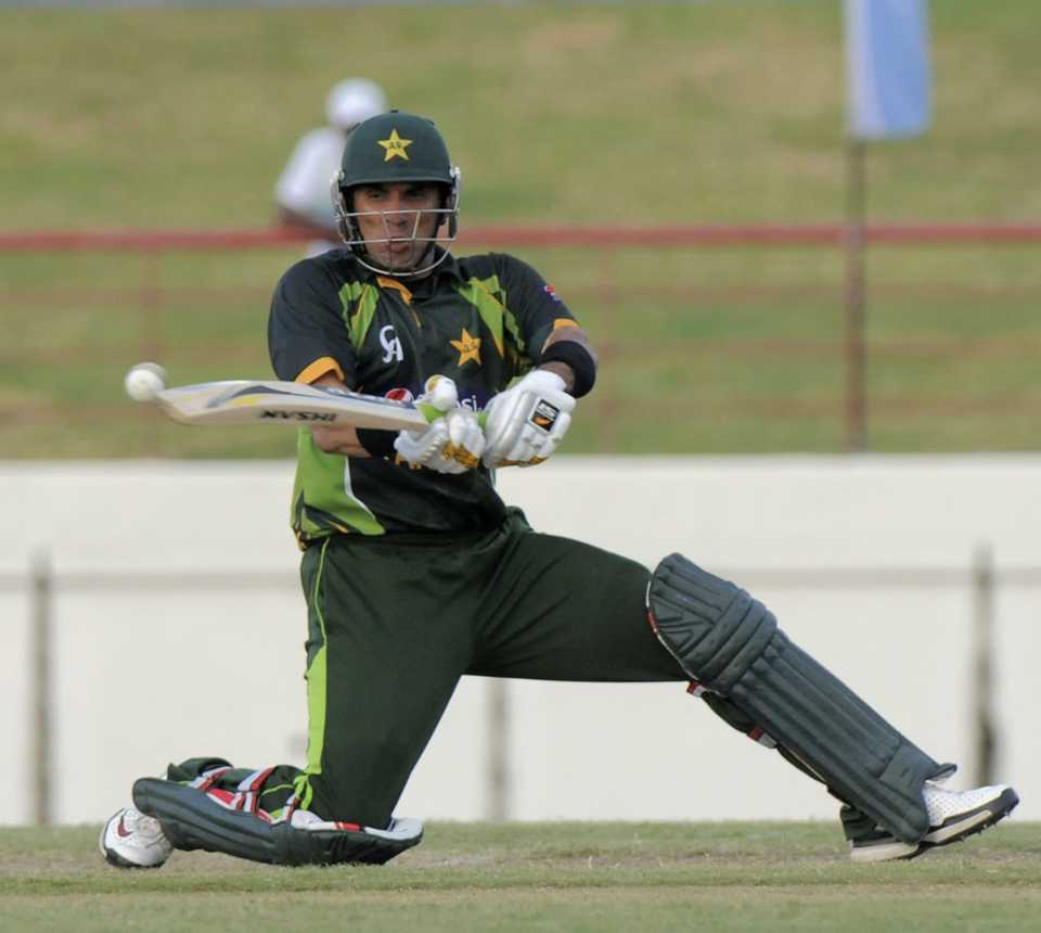 Misbah-ul-Haq reverse sweeps the ball