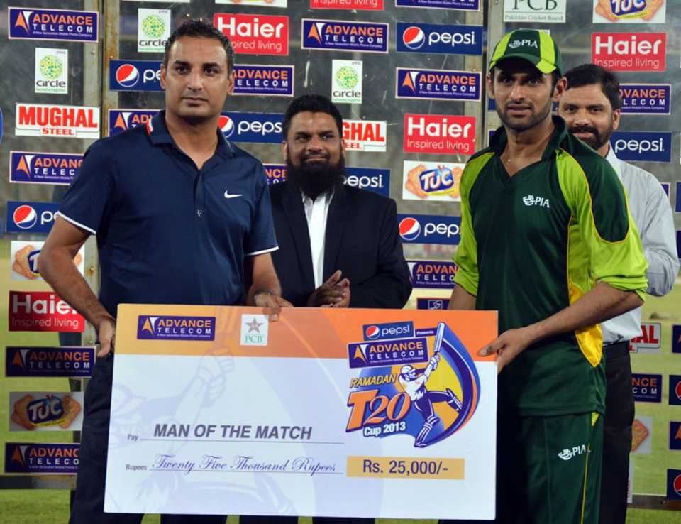 Shoaib Malik with the Man of the Match cheque, Pakistan International Airlines v Khan Research Labs, Ramadan T20 Cup, 1st semi-final, Karachi, July 23, 2013