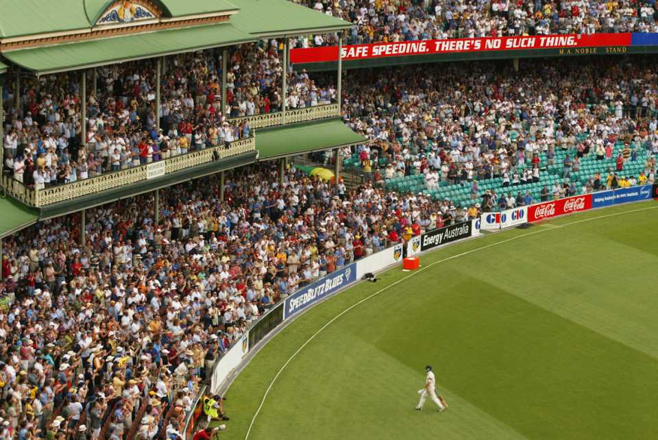 Steve Waugh walks off to a standing ovation after making a career-saving 102, Australia v England, 5th Test, Sydney, 3rd day, January 4, 2003