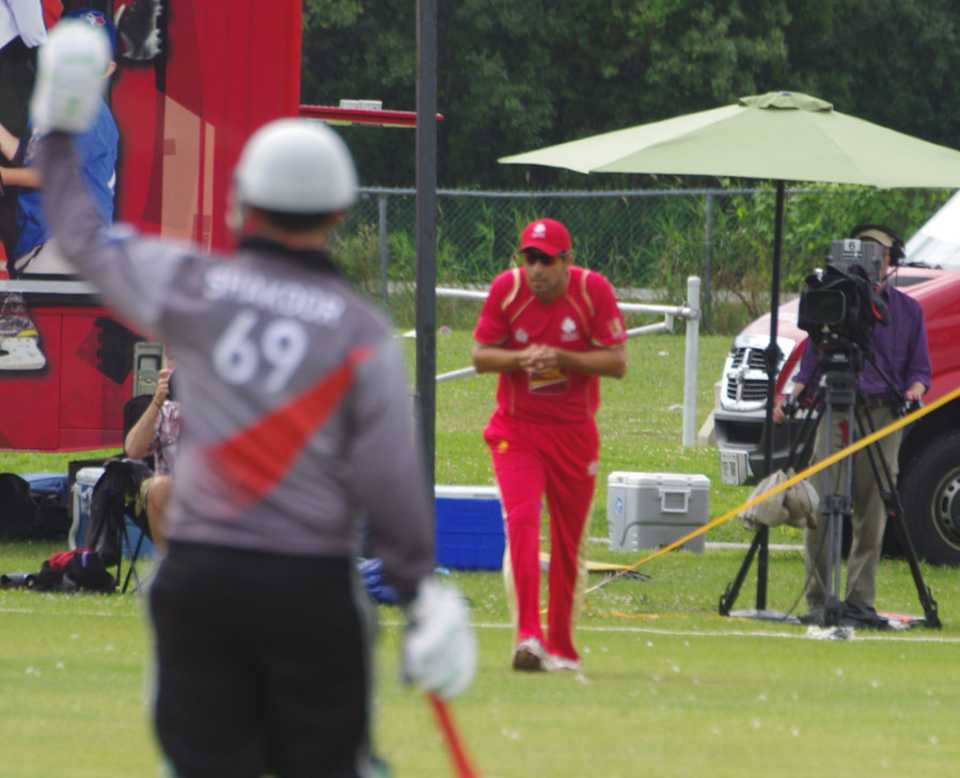 Jimmy Hansra holds on to one in the deep, Canada v UAE, ICC World Cricket League Championship, List A, King City, August 6, 2013