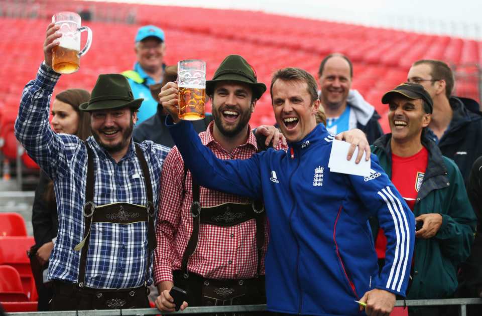 Graeme Swann drinks beer with fans