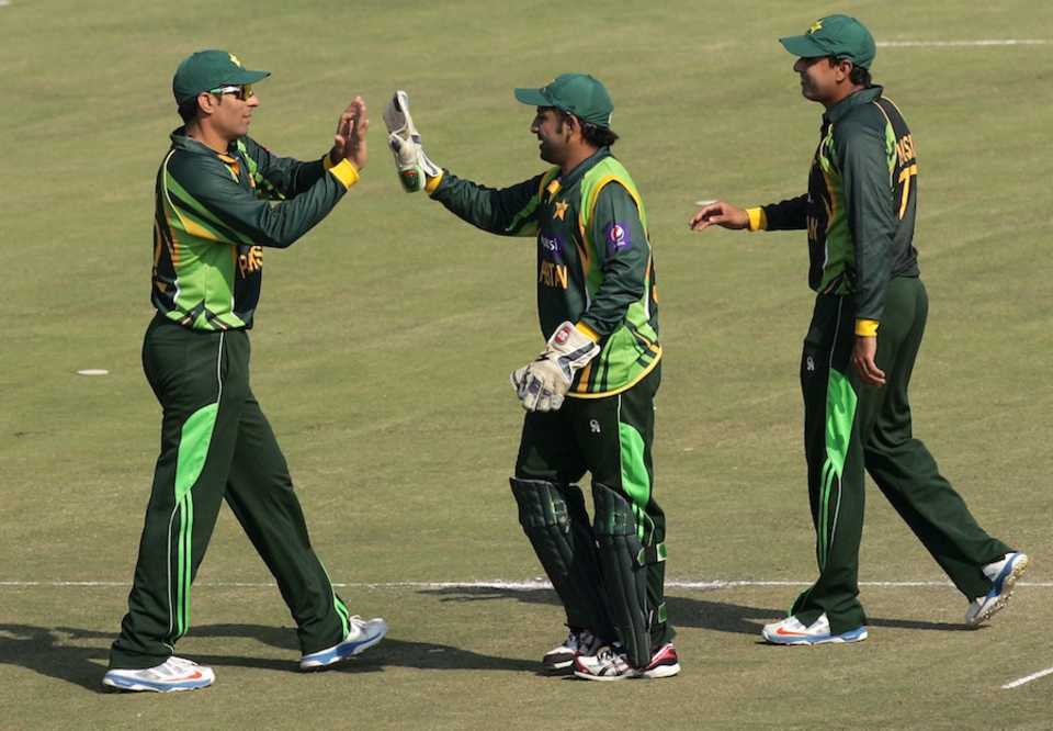 Misbah-ul-Haq and Sarfraz Ahmed get together after a wicket