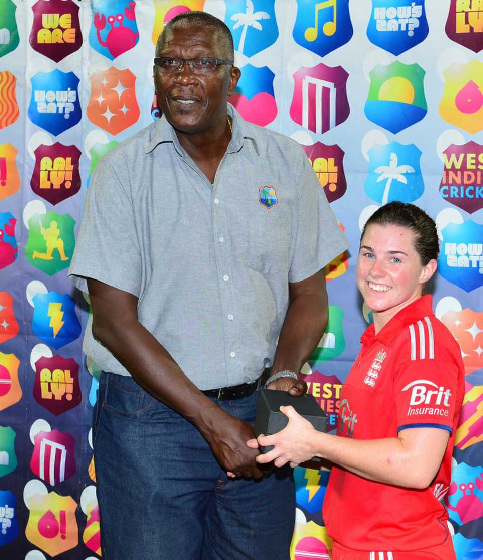 Joel Garner presents the Player of the Match award to Tammy Beaumont