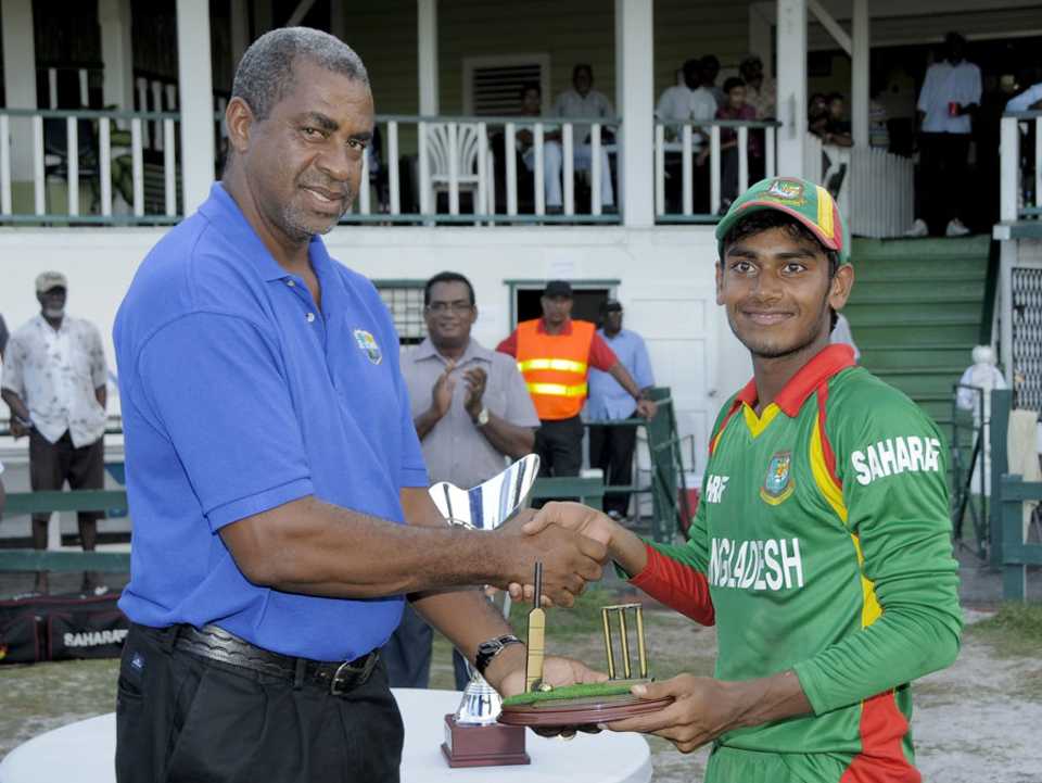 Mehedy Hasan with the Man-of-the-Series award, West Indies Under-19s v Bangladesh Under-19s, 7th Youth ODI, Guyana, October 21, 2013