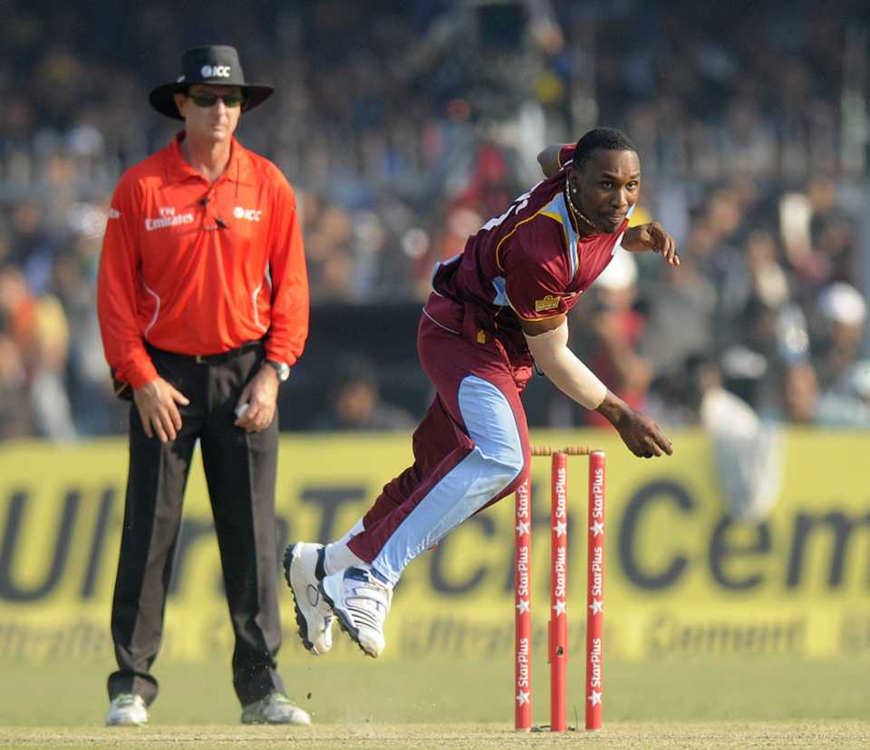 Dwayne Bravo in his delivery stride, India v West Indies, 3rd ODI, Kanpur, November 27, 2013