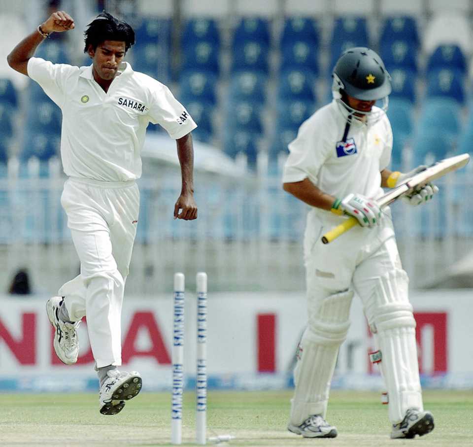 Lakshmipathy Balaji strikes quickly on the fourth morning, Pakistan v India, 3rd Test, Rawalpindi, 4th day, April 16, 2004