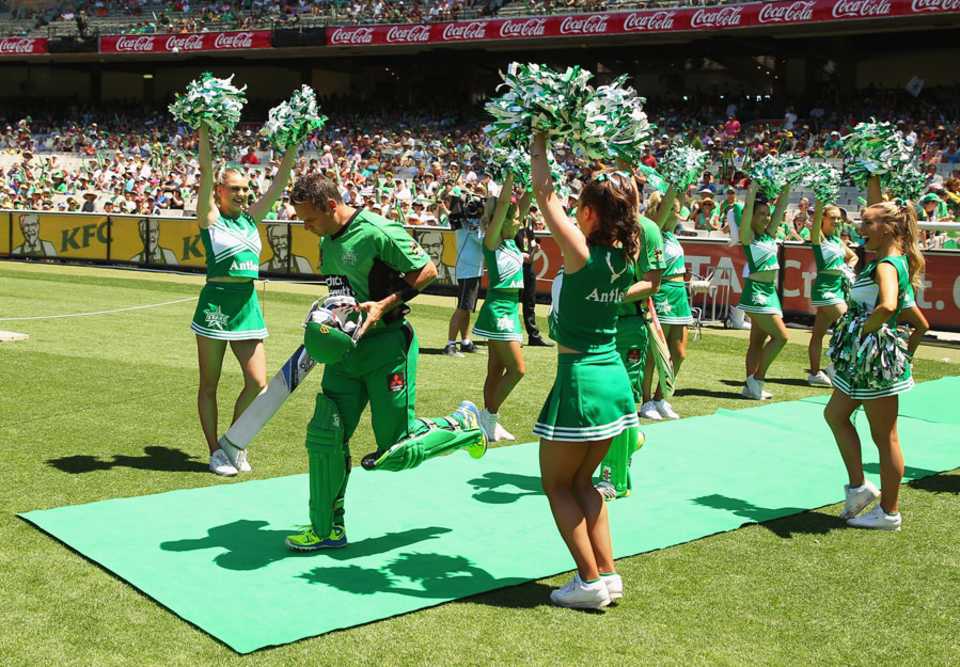 Brad Hodge walks the green carpet on his way out to the ground, Melbourne Stars v Perth Scorchers, Big Bash League, Melbourne, January 27, 2014