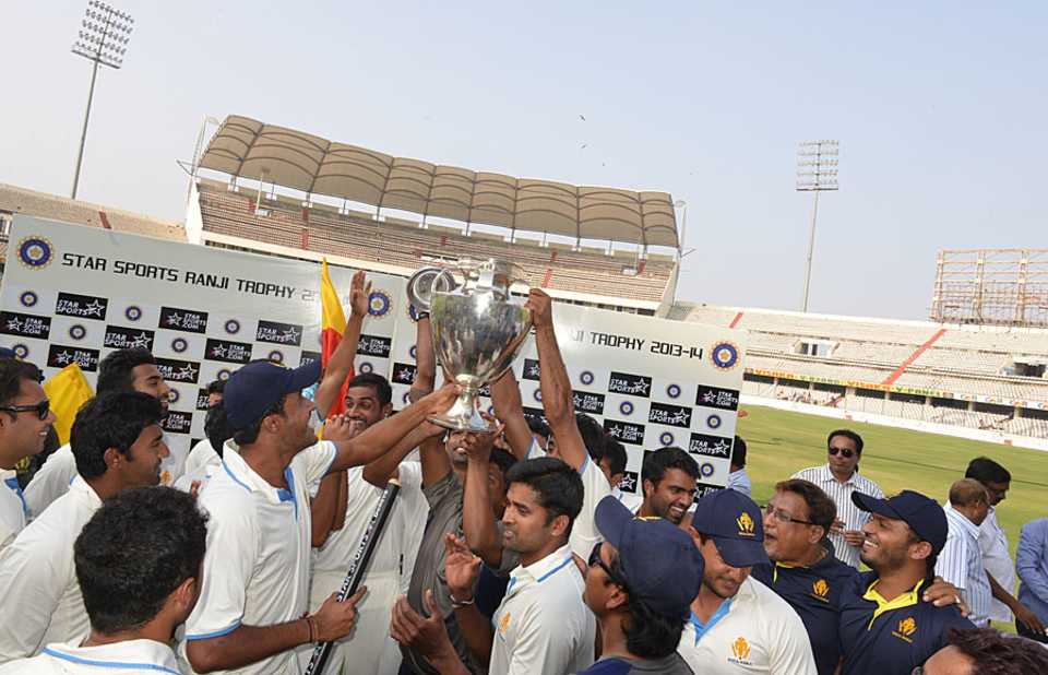 Karnataka players get their hands on the Ranji silverware, Karnataka v Maharashtra, Ranji Trophy 2013-14, final, 5th day, Hyderabad, February 2, 2014
