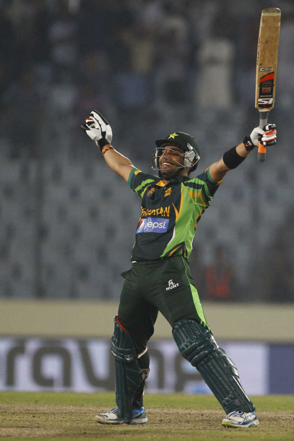 Umar Akmal celebrates Pakistan's win