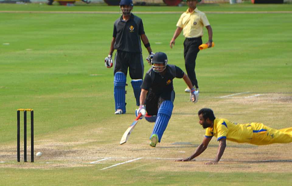 Yo Mahesh takes aim as Karun Nair struggles to make his ground, Karnataka v Tamil Nadu, Syed Mushtaq Ali Trophy, Visakhapatnam, April 5, 2014