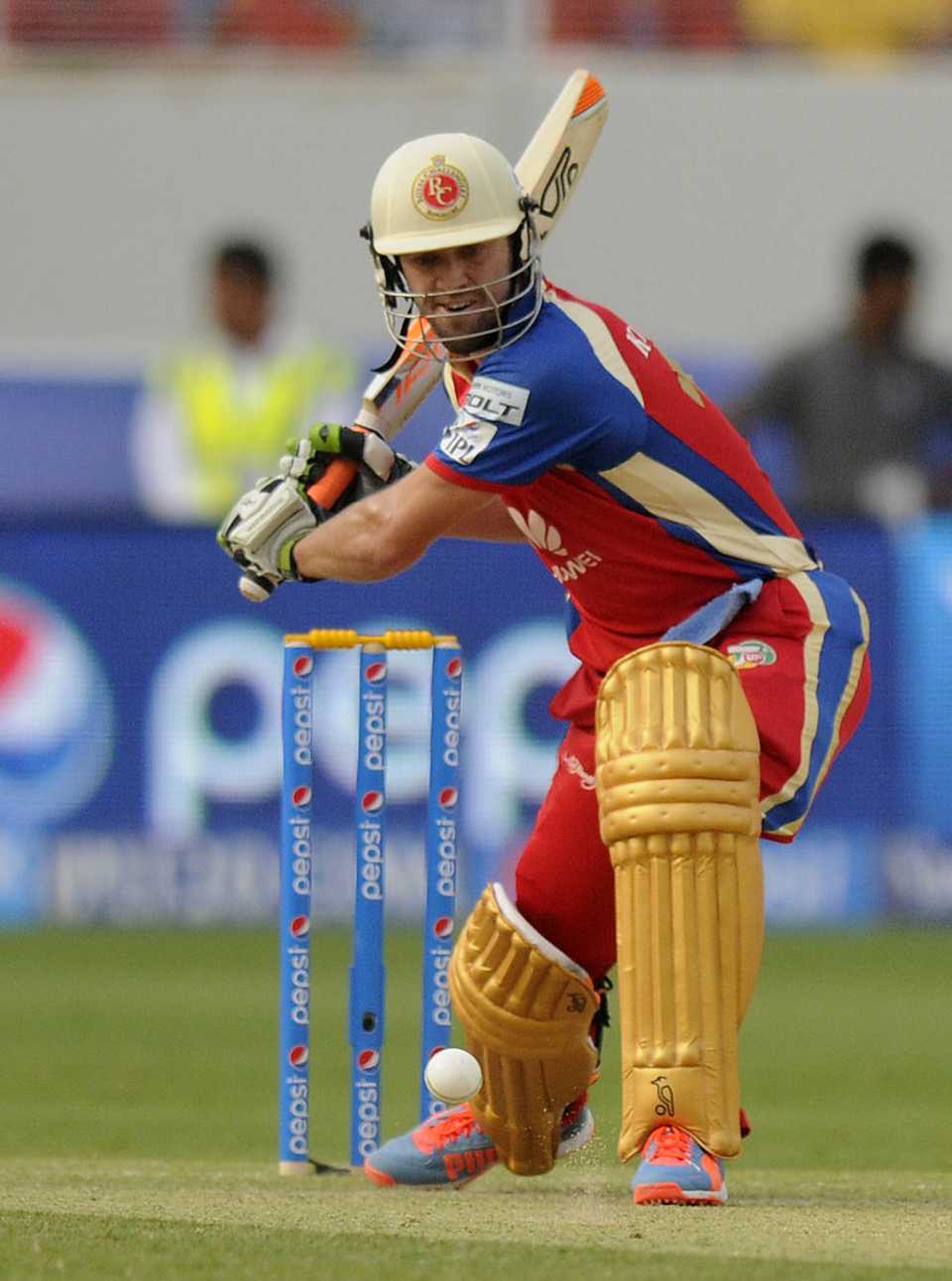 AB de Villiers sets up for a big hit, Royal Challengers Bangalore v Mumbai Indians, Indian Premier League, Dubai, April 19, 2014