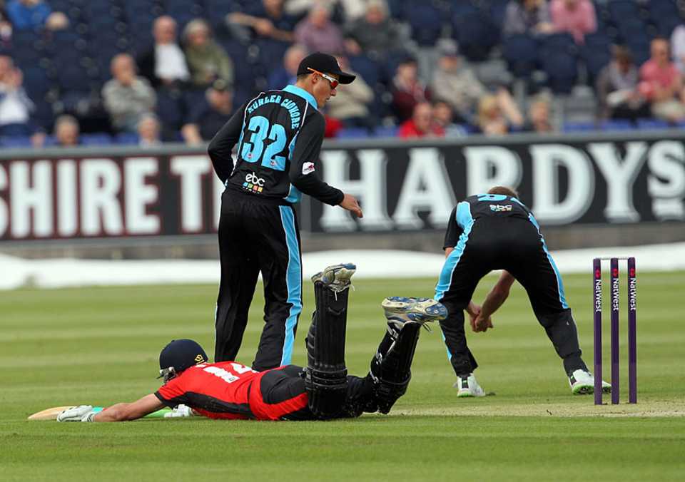 Paul Collingwood dives to make his ground