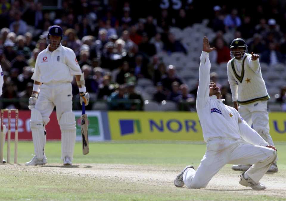 Saqlain Mushtaq traps Alec Stewart lbw, England v Pakistan, 2nd Test, Old Trafford, 4th day, June 4, 2001