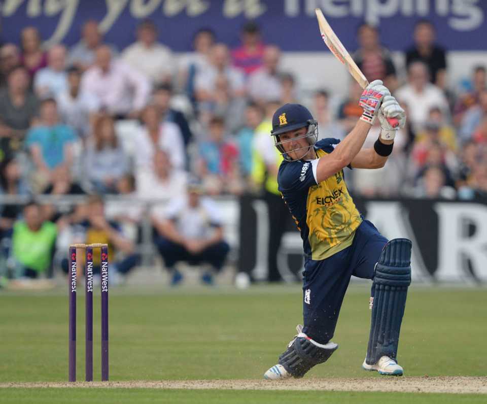 Laurie Evans kept Warwickshire's chase on track