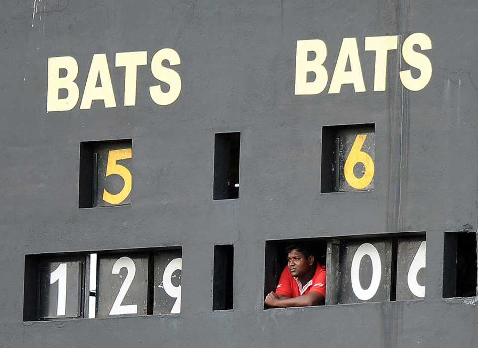 Mahela Jayawardene's score ticks along at his favourite venue as a scoreboard operator looks on