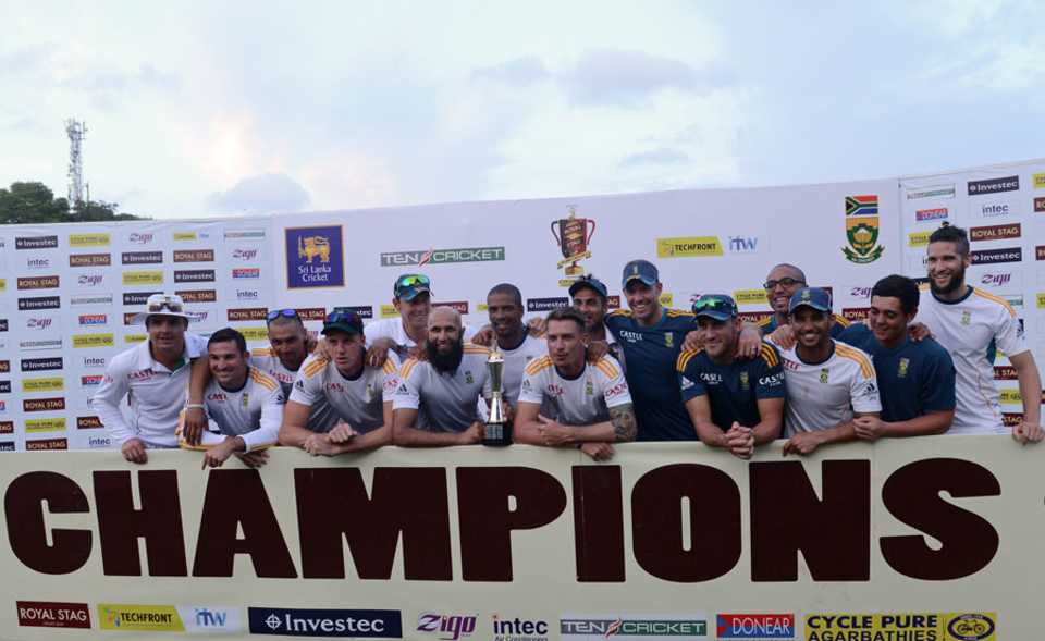 The victorious South Africa team pose with the series trophy, Sri Lanka v South Africa, 2nd Test, Colombo, 5th day, July 28, 2014