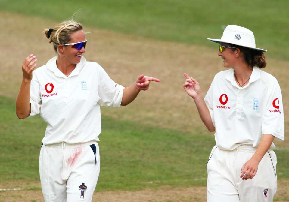 Clare Connor and Charlotte Edwards have a discussion, England Women v South Africa Women, 2nd Test, Taunton, 1st day, August 20, 2003