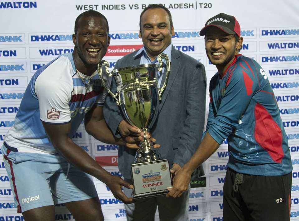 Darren Sammy and Mushfiqur Rahim with the Twenty20 trophy