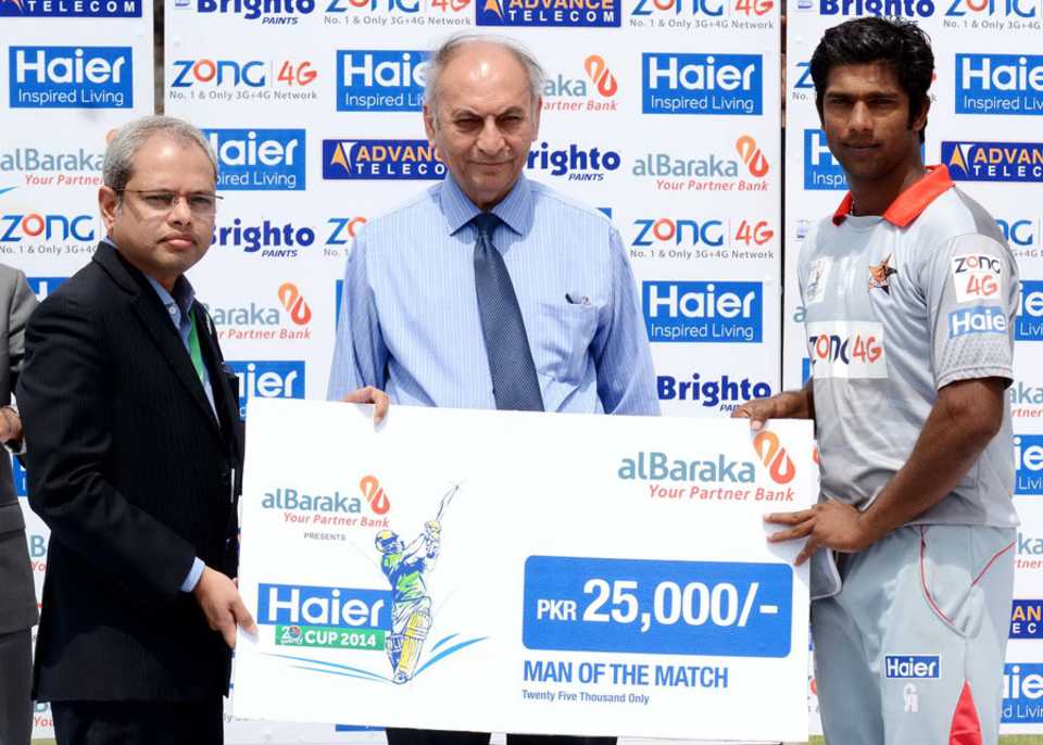 Mukhtar Ahmed receives the Man-of-the-Match award, Sialkot Stallions v Quetta Bears, Haier Cup National Twenty20, Karachi, September 20, 2014