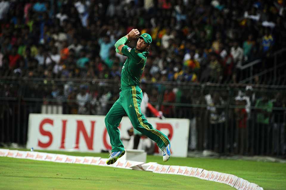 AB de Villiers takes a catch at the boundary to dismiss Lahiru Thirimanne, Sri Lanka v South Africa, 1st T20, Colombo, August 2, 2013 